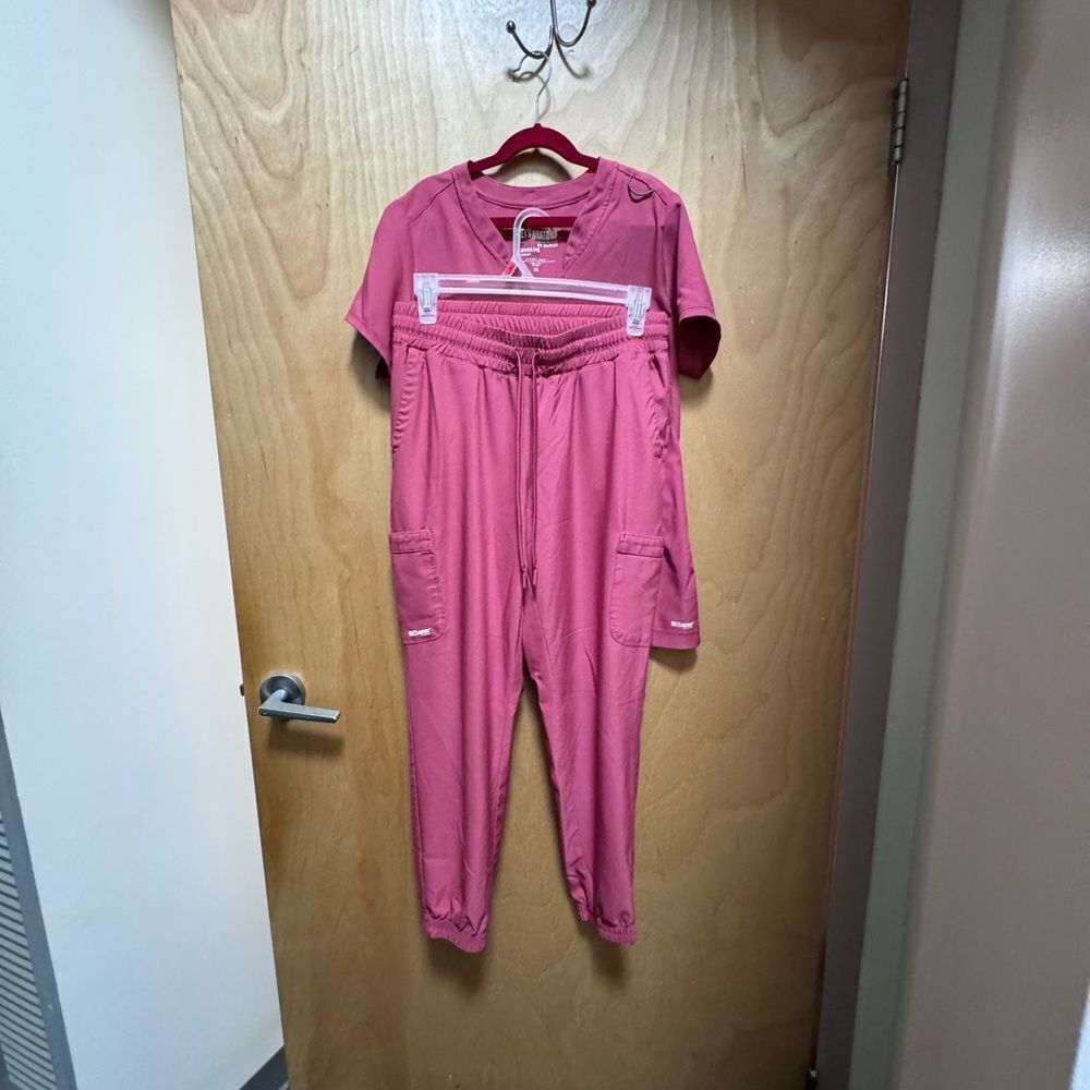 GREY'S ANATOMY PROFESSIONAL WEAR BY BARCO •EVOLVE